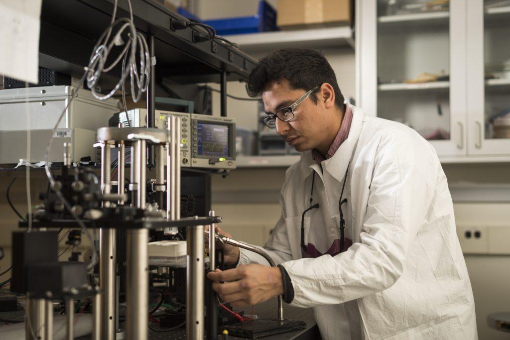 罗彻斯特大学的一名学生在实验室摆弄金属设备